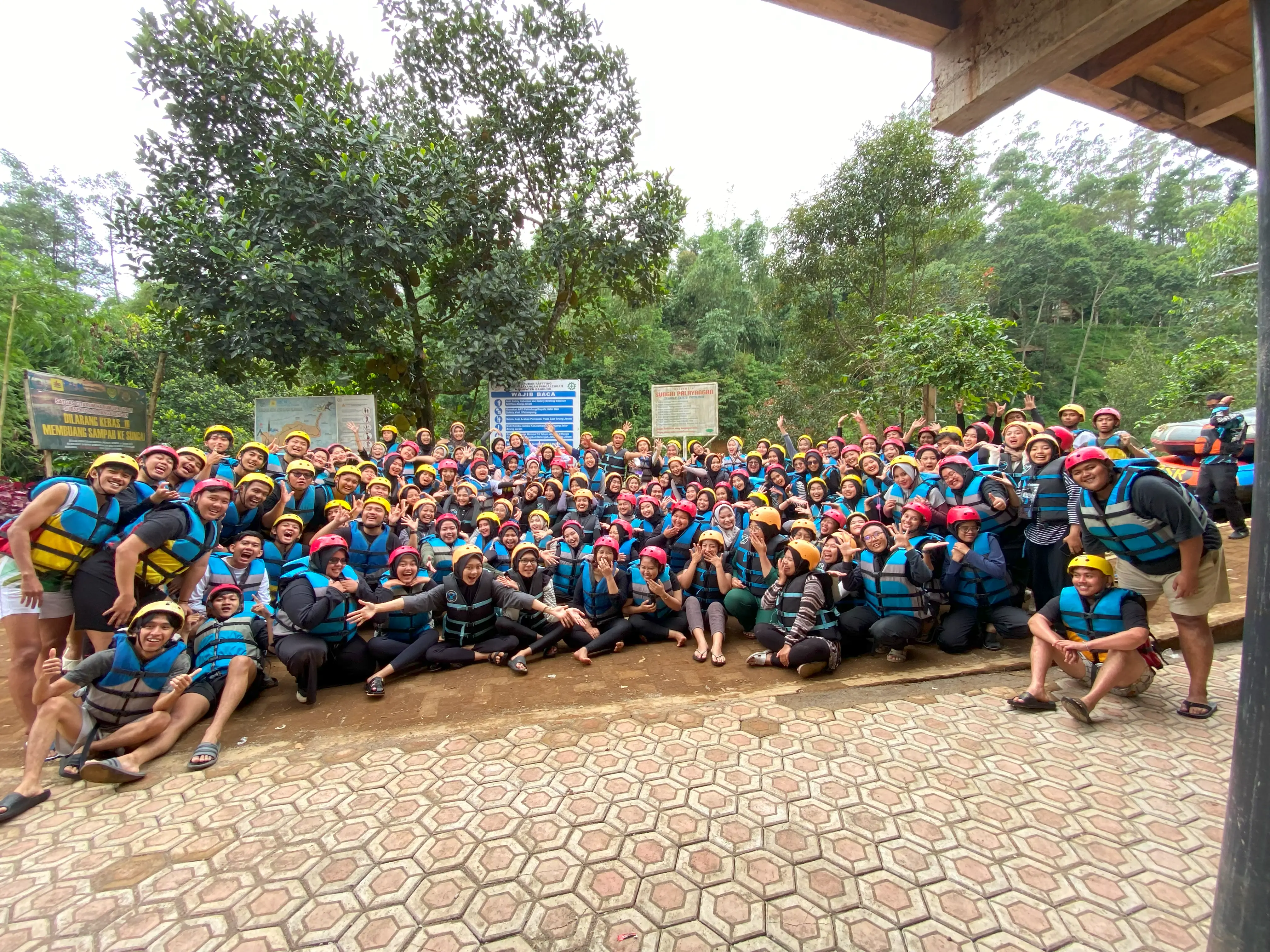 Aktivitas outbound bersama Pangalengan Adventure Travel